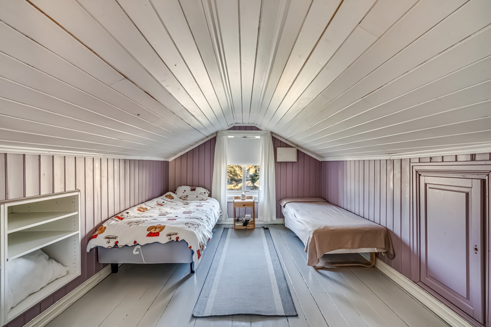 Eget rom på hems med plass til senger, men lav takhøyde Galleribilde