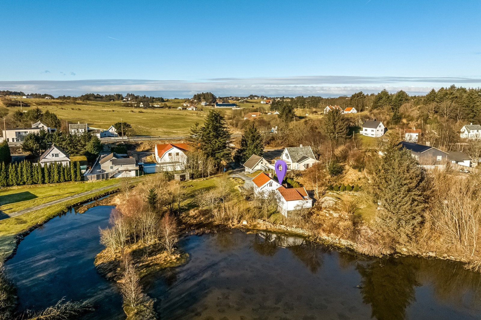 Idyllisk plass nesten helt i vannkanten med ender og annen sjøfugl som svømmer rundt eiendommen. Galleribilde