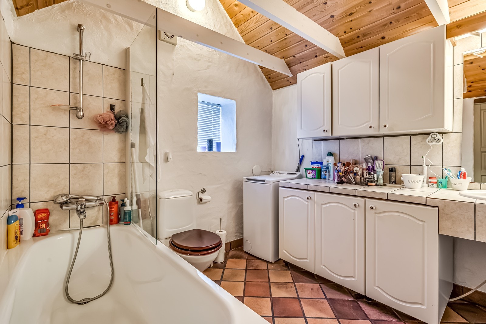 Bad med både dusjmulighet og badekar. Fliselagt benkeplate. Galleribilde