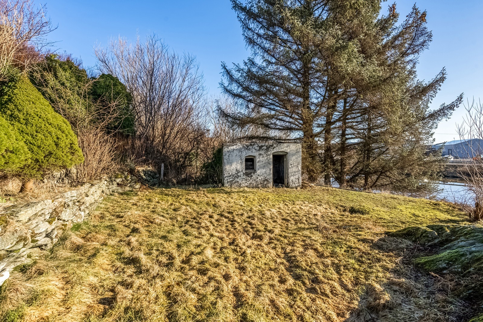 Hagen med uthus Galleribilde