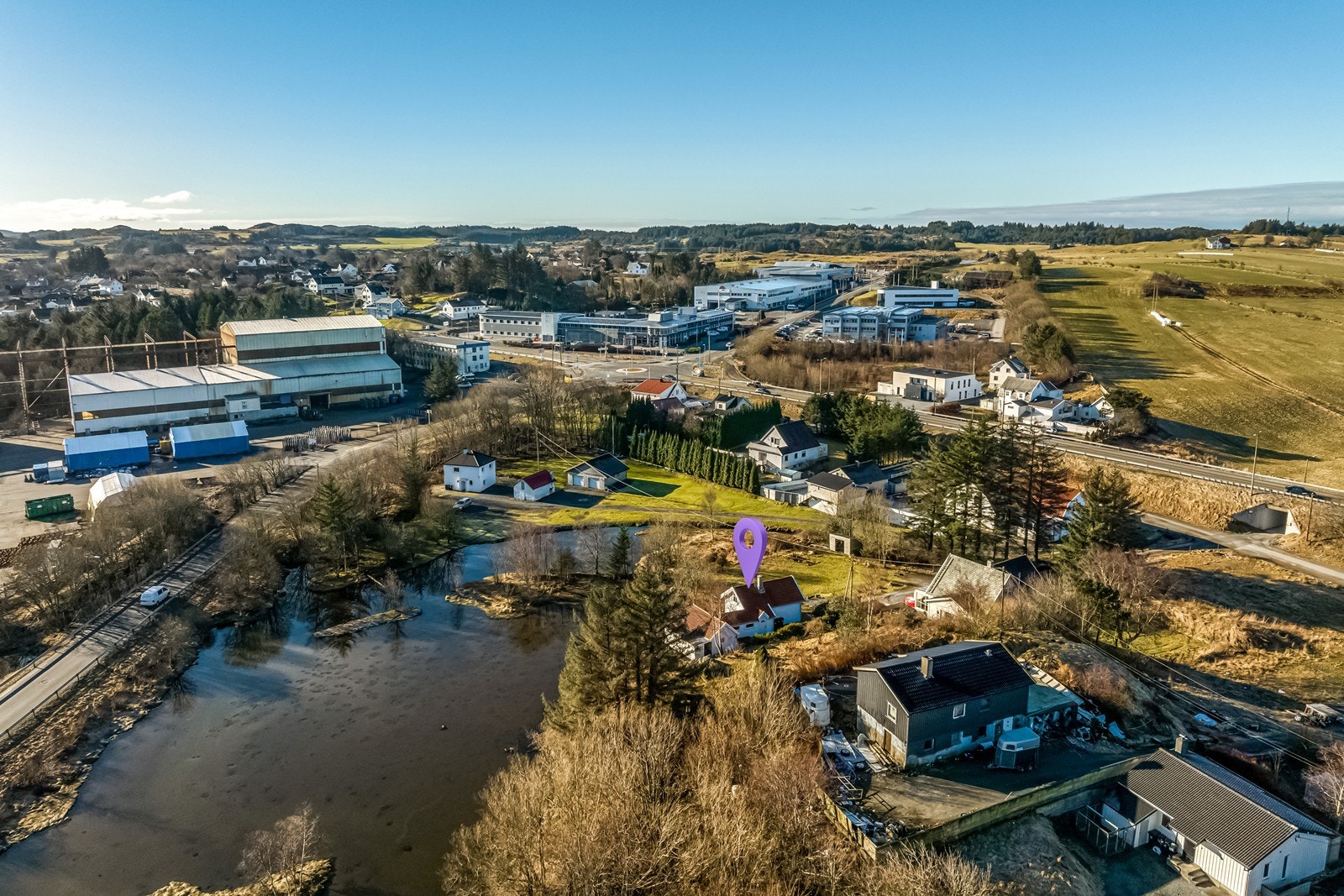 Offentlig friområde foran begge tomtene mot øst. Galleribilde