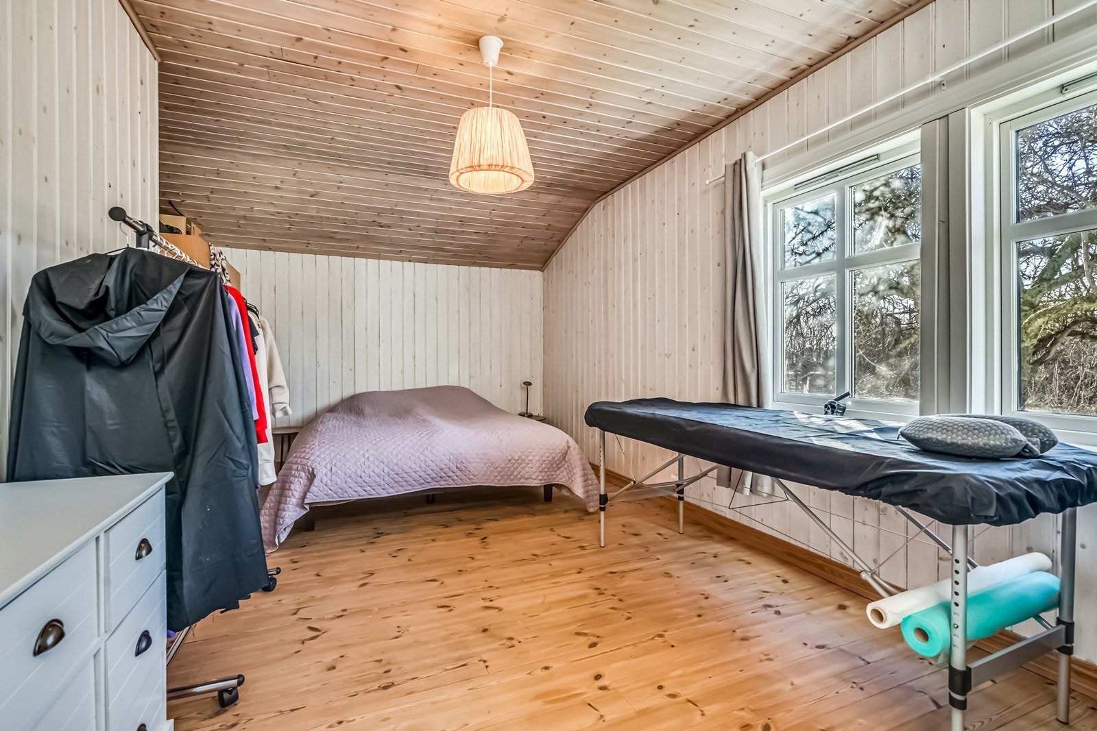 Stort soverom hovedetasje ved siden av badet Galleribilde