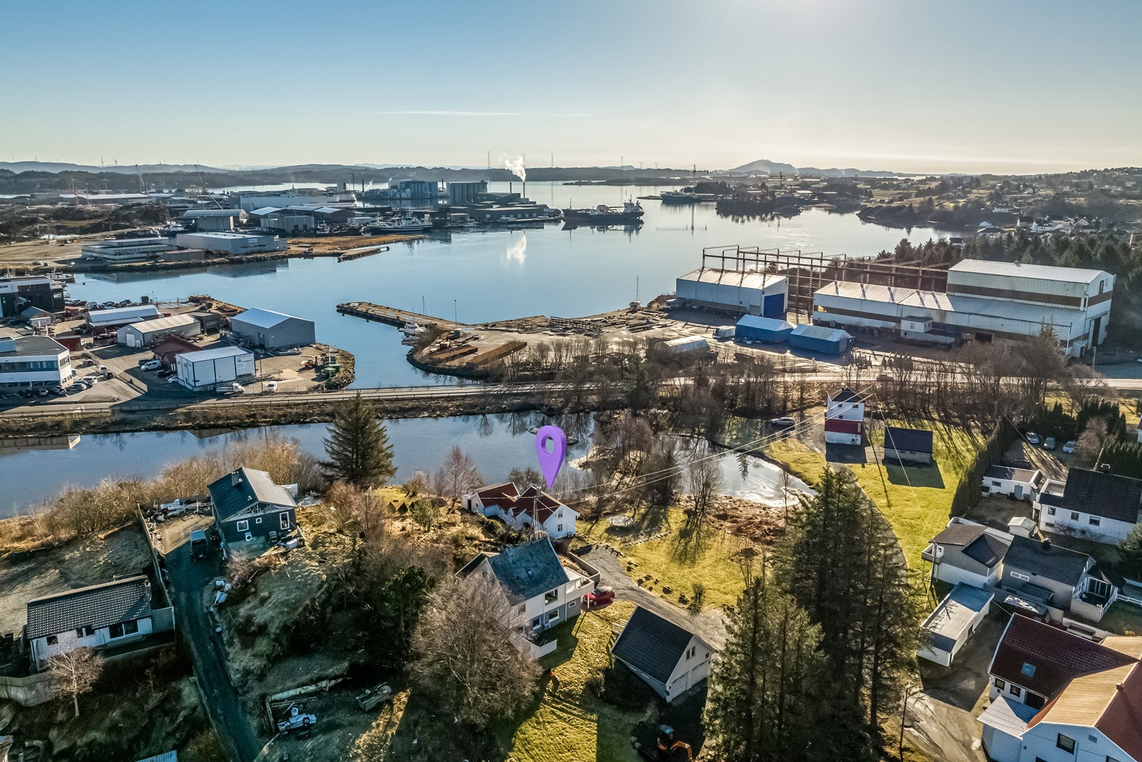 Eiendommen ligger i enden av blindvei uten gjennomgangstrafikk Galleribilde