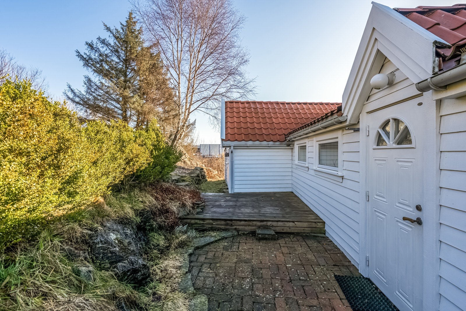 Inngangsparti med terrasse og adkomst mot uteboda Galleribilde