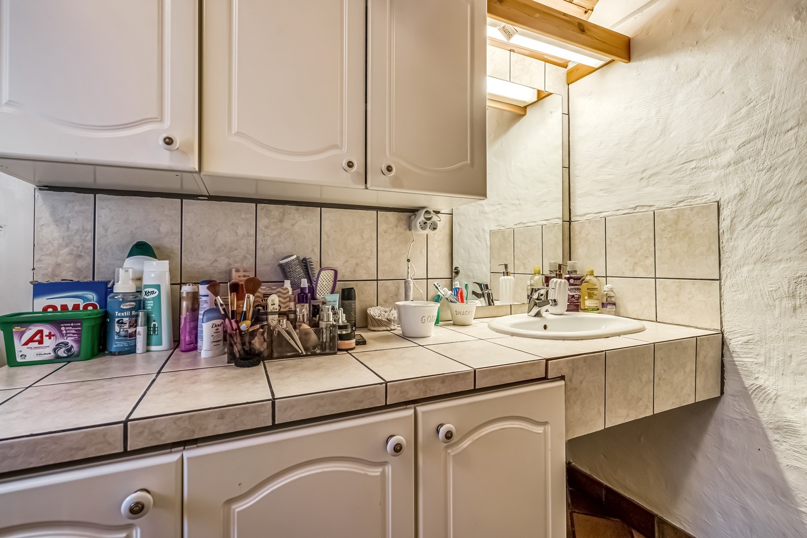 Fliselagt benkeplate med nedfelt vask og stort speil Galleribilde