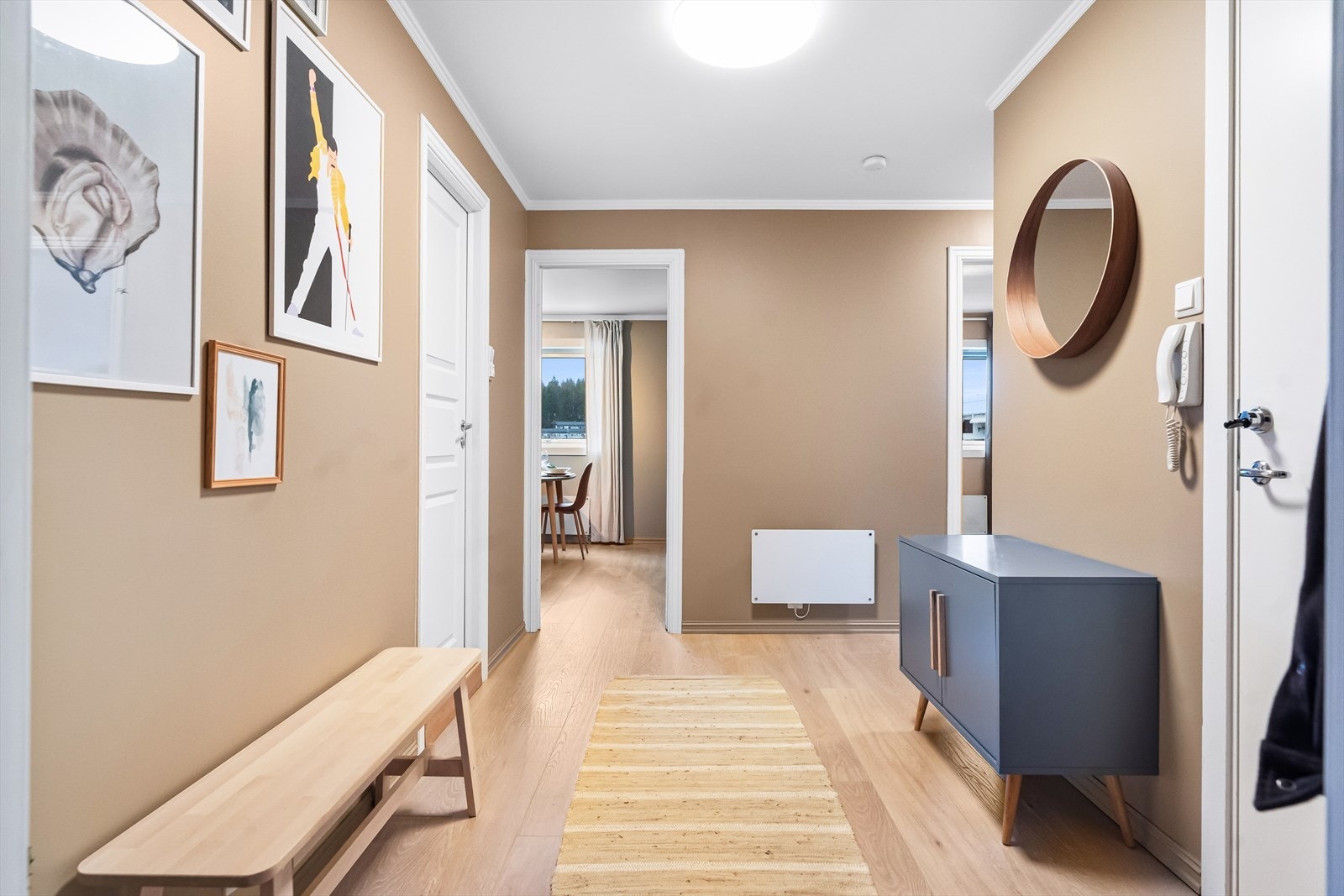 Boligen har en lys og innbydende entré med god plass til å henge fra seg yttertøy og sette fra seg sko. Galleribilde