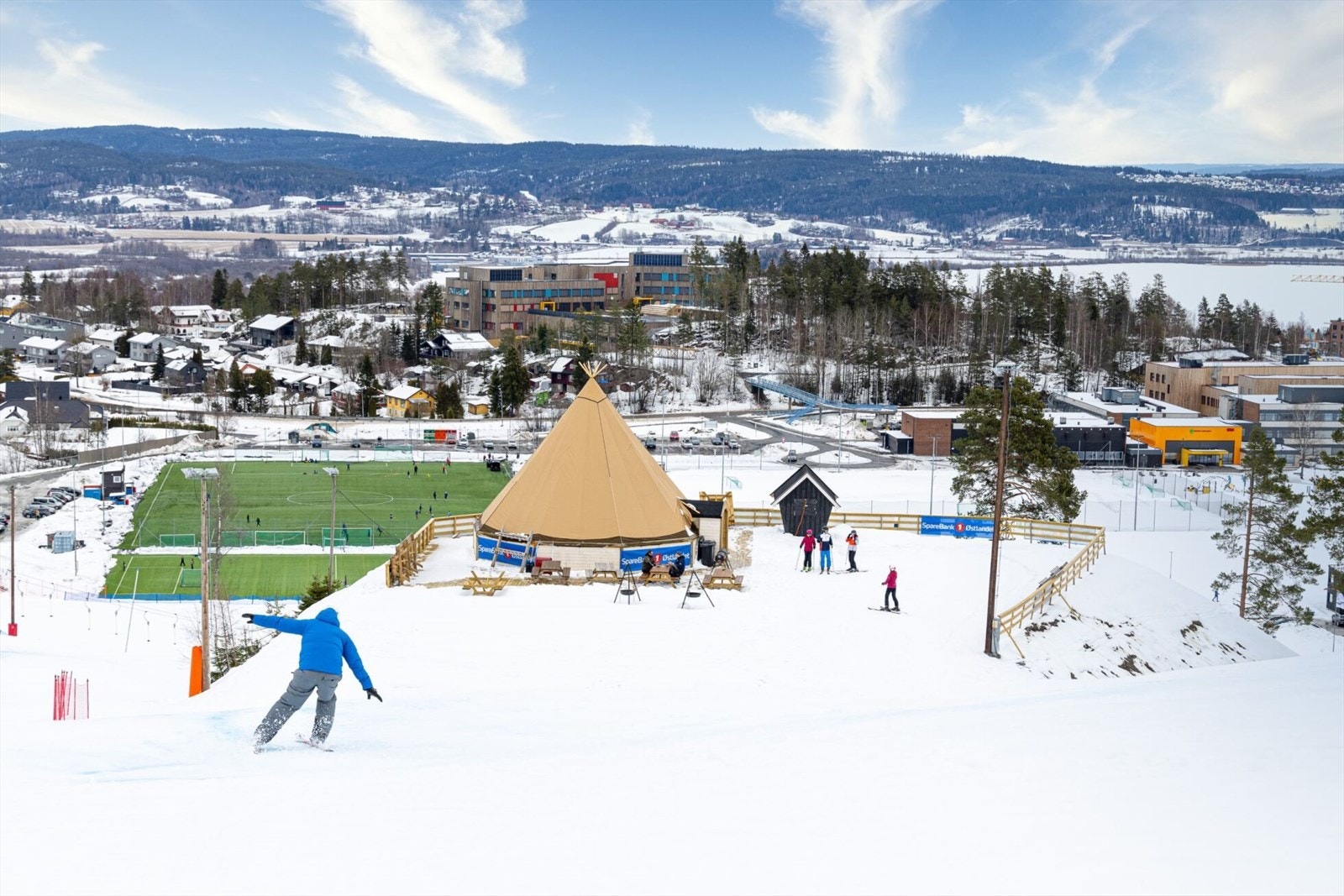 Det er turvei over til Marikollen idrettspark med alpinbakke, lysløyper, skøytebane og en koselig varmestue. Galleribilde