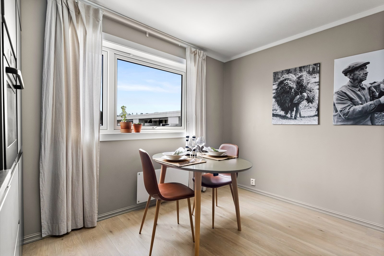 Spiseplass på kjøkkenet. Galleribilde