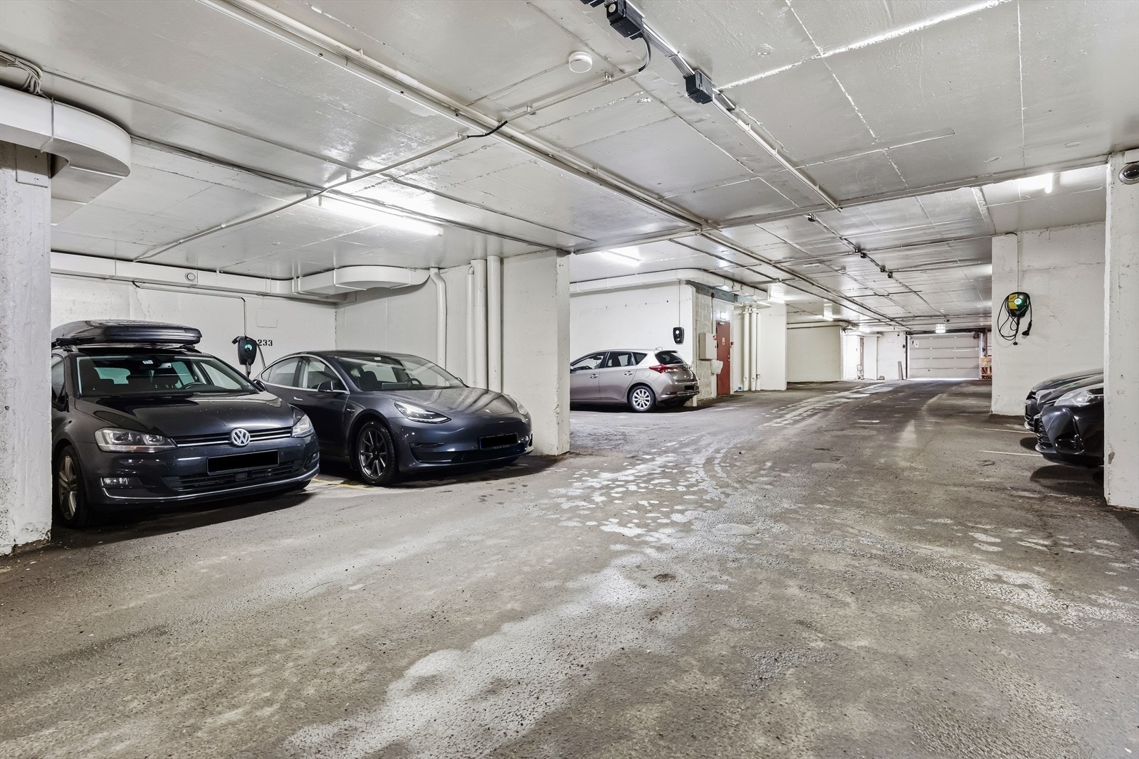 Hver andel i borettslaget disponerer en parkeringsplass. Det er tilrettelagt for elbilladning (abonnement gjennom Aneo). Galleribilde
