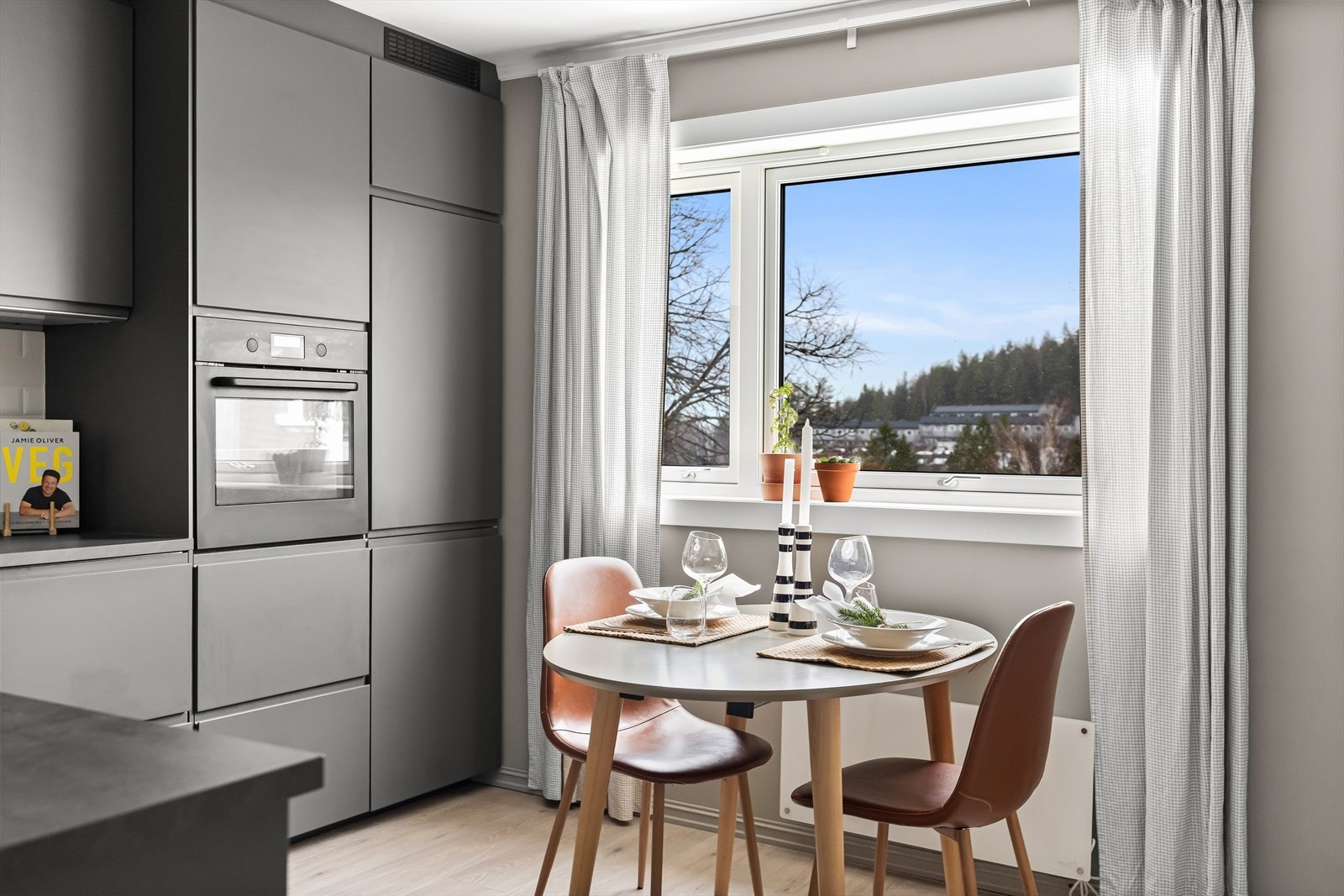 Det er satt inn integrert kjøle-/fryseskap, oppvaskmaskin, ovn og platetopp. Galleribilde