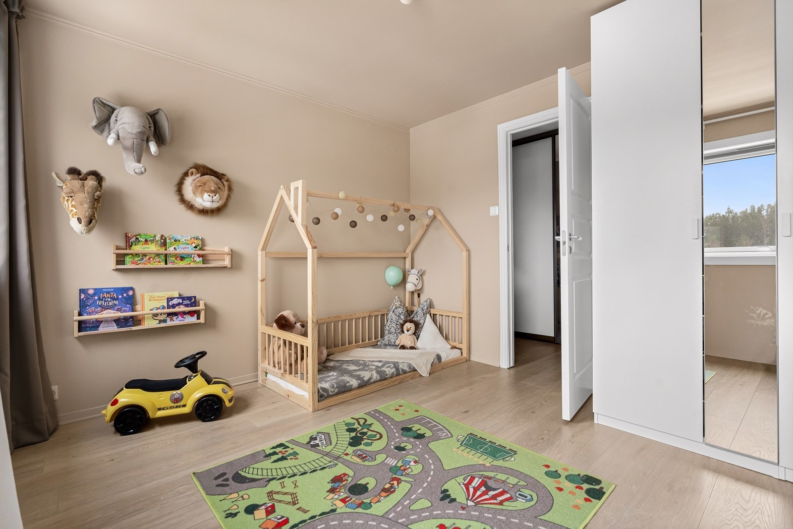 Soverom nr. 2 fungerer ypperlig som barnerom, gjesterom eller kontor - her er mulighetene mange! Galleribilde