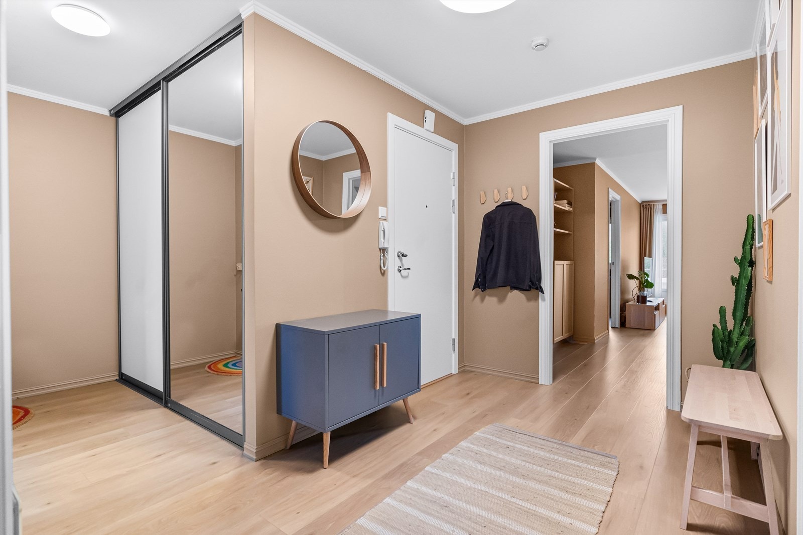 Det er blitt montert en svært praktisk skyvedørsgarderobe med mye lagringsplass. Galleribilde