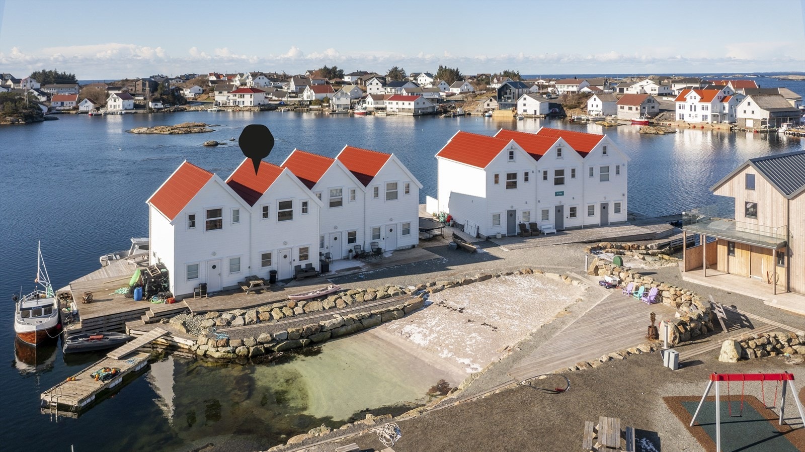 Porsholmen 2 er en nyere og lekker fritidsbolig med fantastisk sjøutsikt og solrik terrasse/brygge Galleribilde