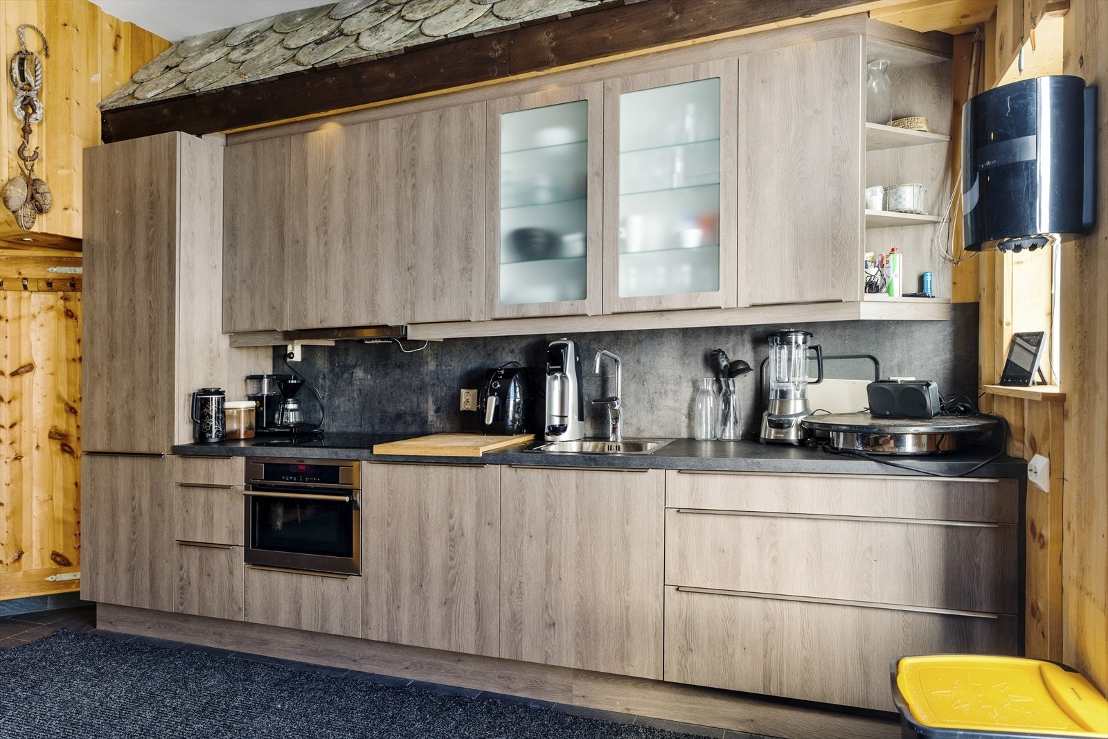 Lekkert KGB-kjøkken av type Nettoline med integrerte hvitevarer (platetopp med induksjon, stekeovn, oppvaskmaskin og kjøleskap/frys) Galleribilde