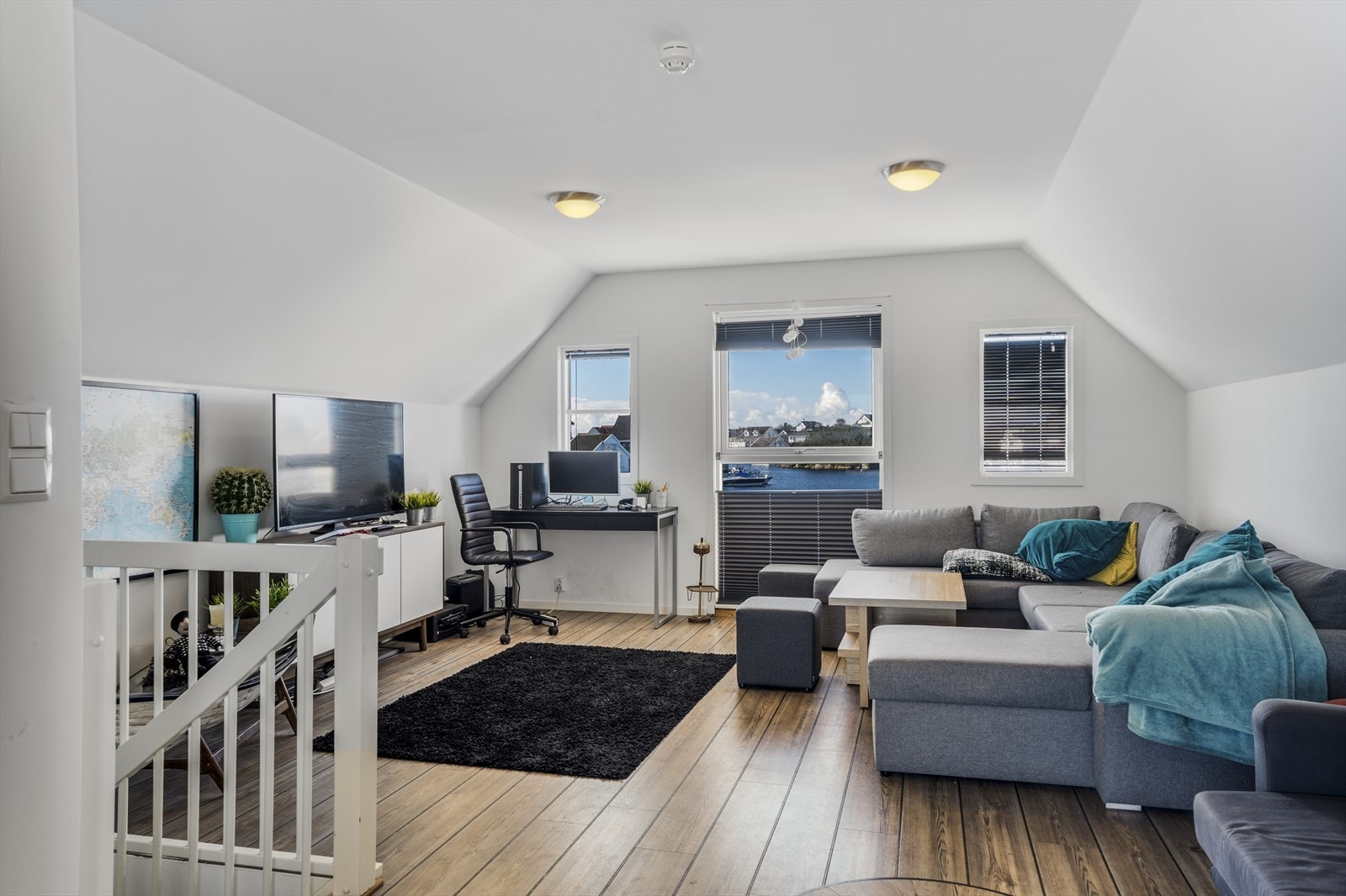 Lys og flott stue i 2. etasje skipslaminat på gulvet og slette overflater vegger/tak Galleribilde