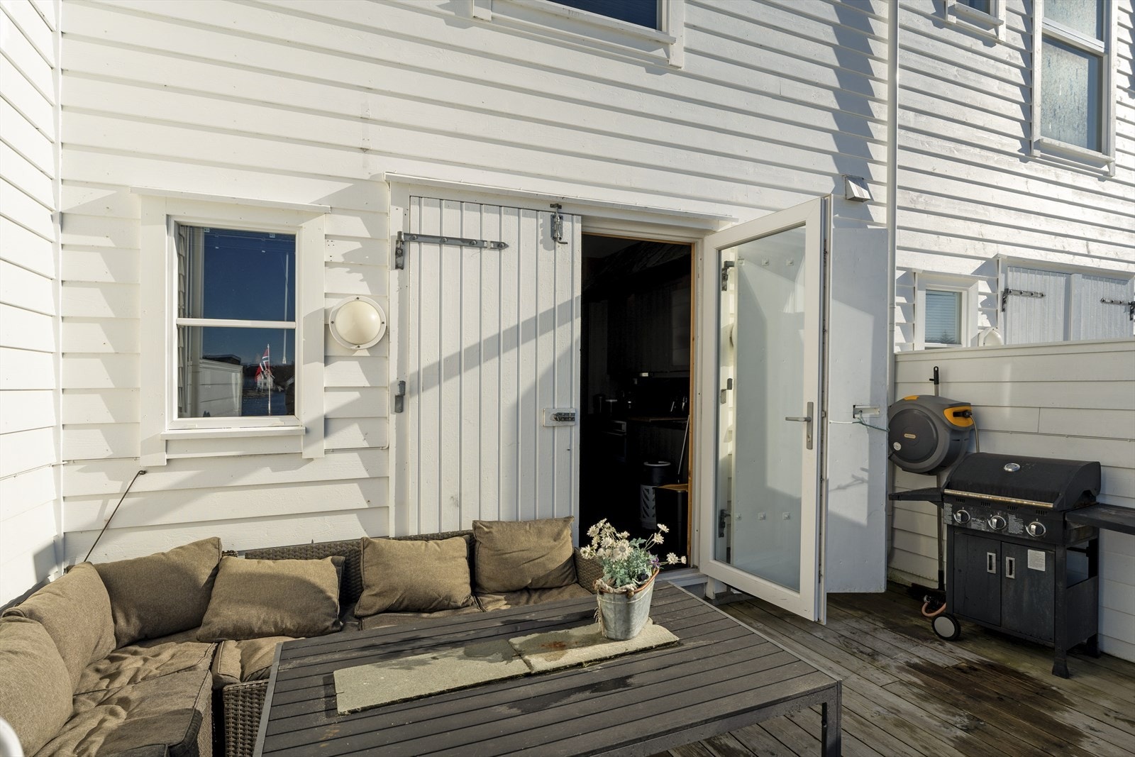 God plass til utemøblement på den herlige bryggen Galleribilde