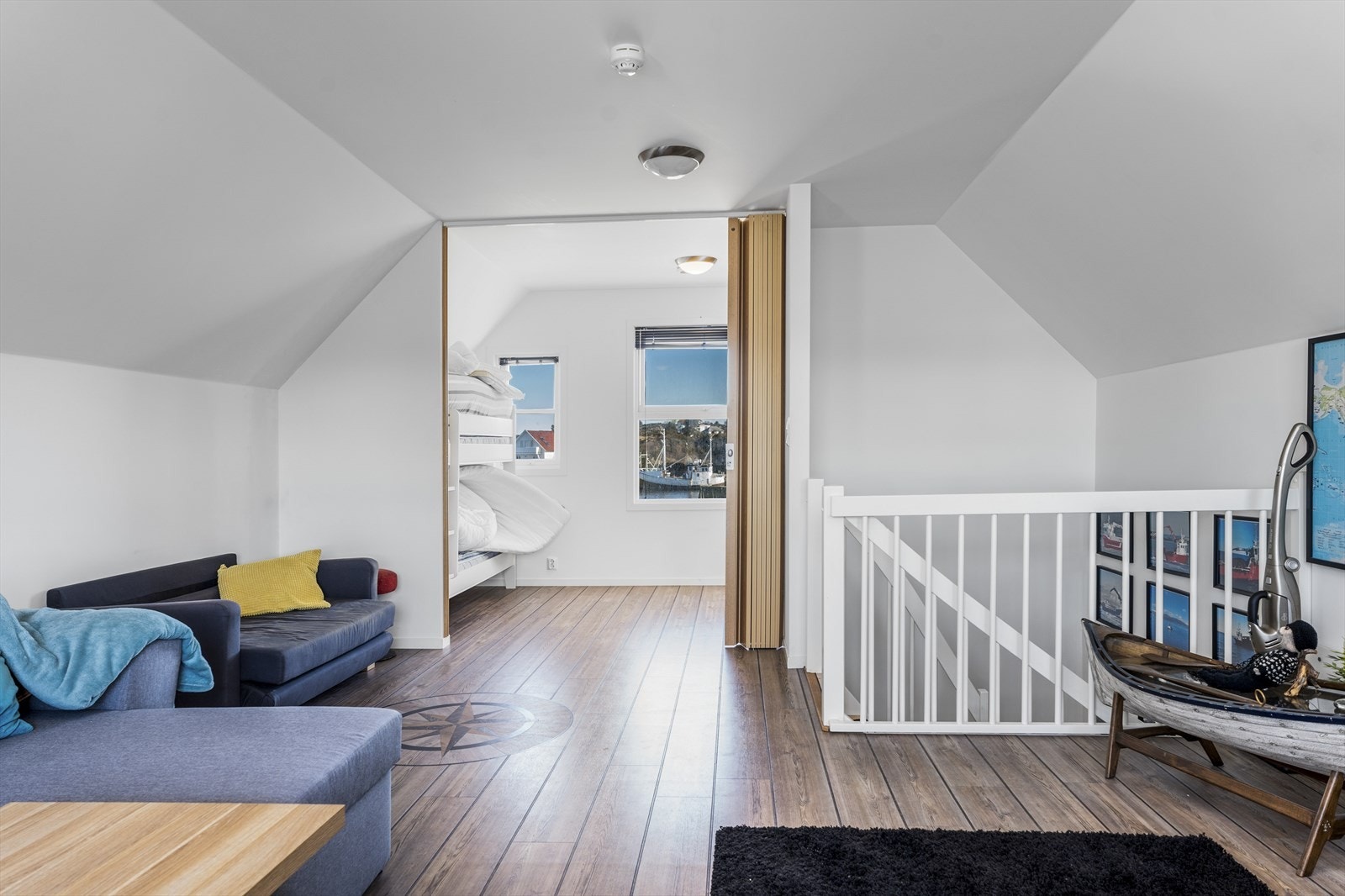 Vinduer i begge ender sørger for masse naturlig lys inn i etasjen Galleribilde