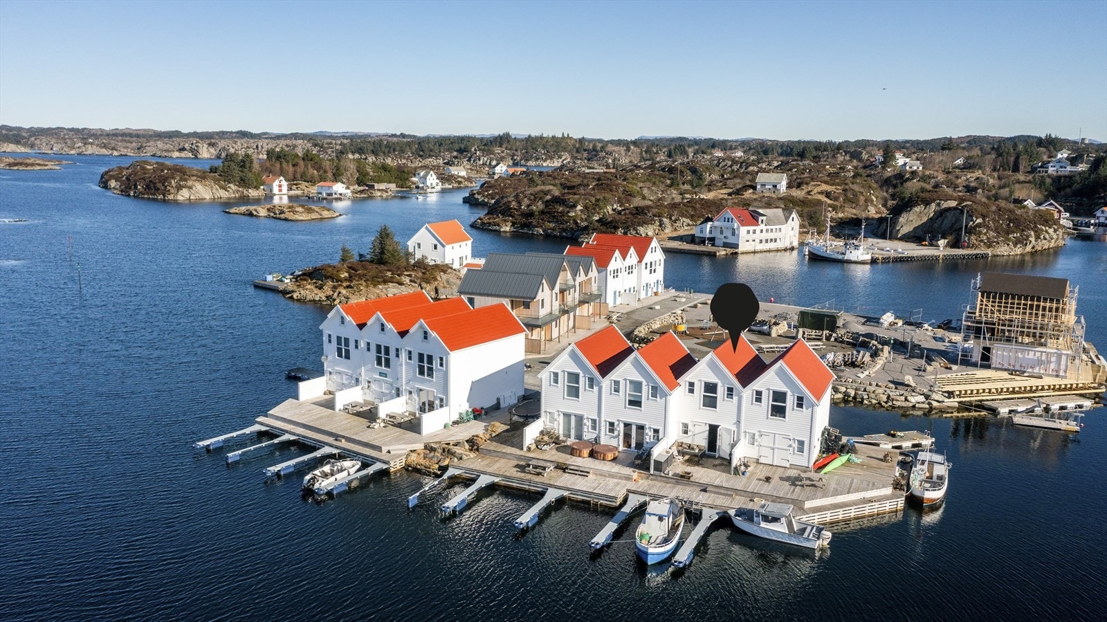 Fantastisk beliggenhet til sjø i solrike og idylliske omgivelser på holme uten fastlandsforbindelse - det er felles parkeringsplasser på fastlandet, adkomst via felles båter (eller egen) Galleribilde