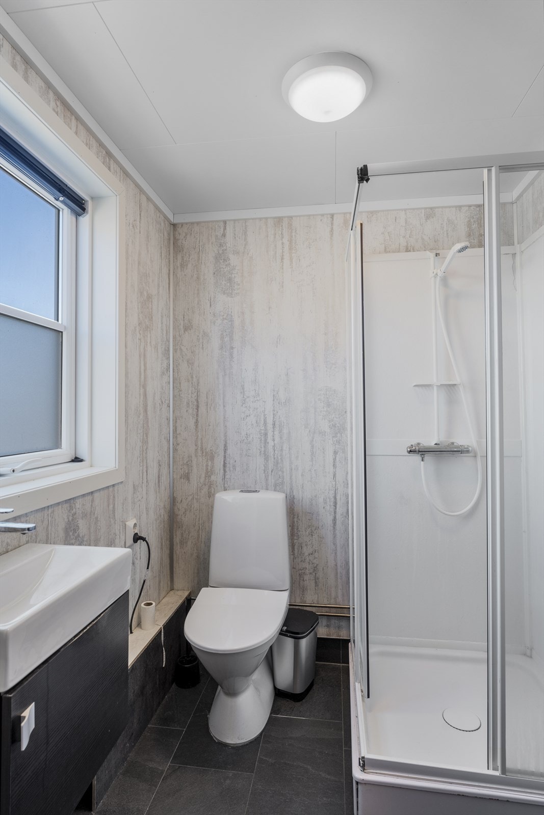 Flott bad i 1. etasje med fliser på gulv og våtromsplater på vegger - det er rør-i-rør system (vannrør) og avløpsrør av plast. Galleribilde