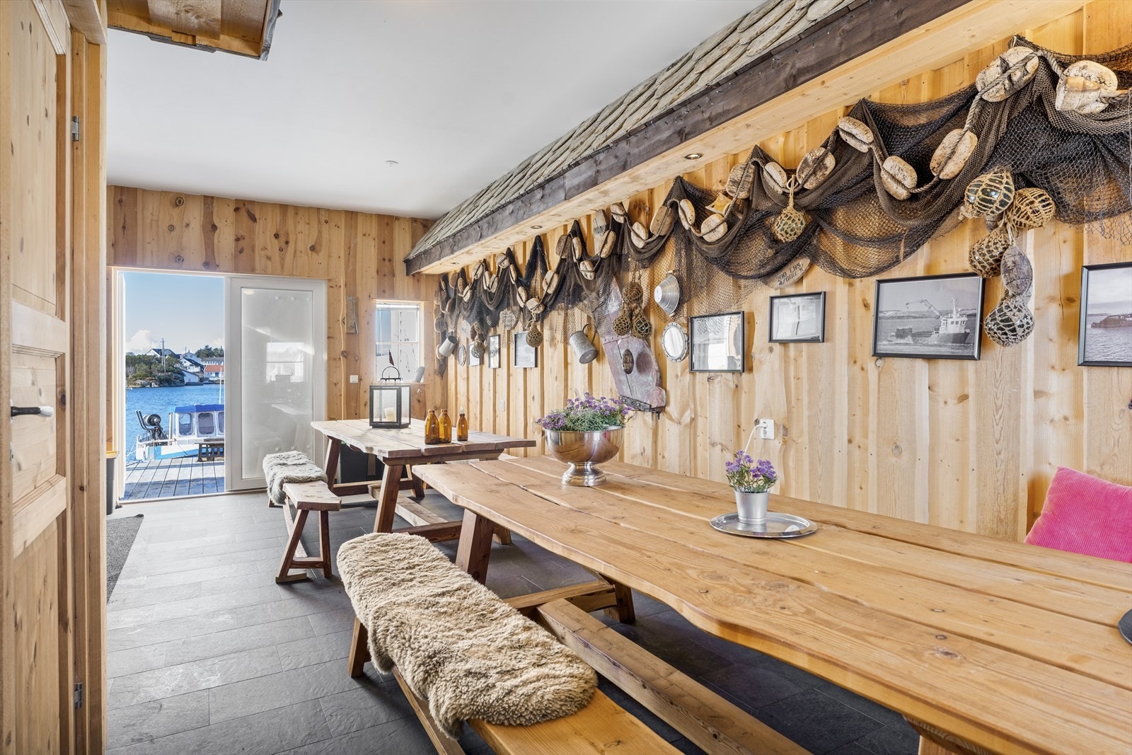 Rommet har god plass til stort spisebord - gled deg til å invitere venner og familie til kjekke, sosiale sammenkomster! Galleribilde