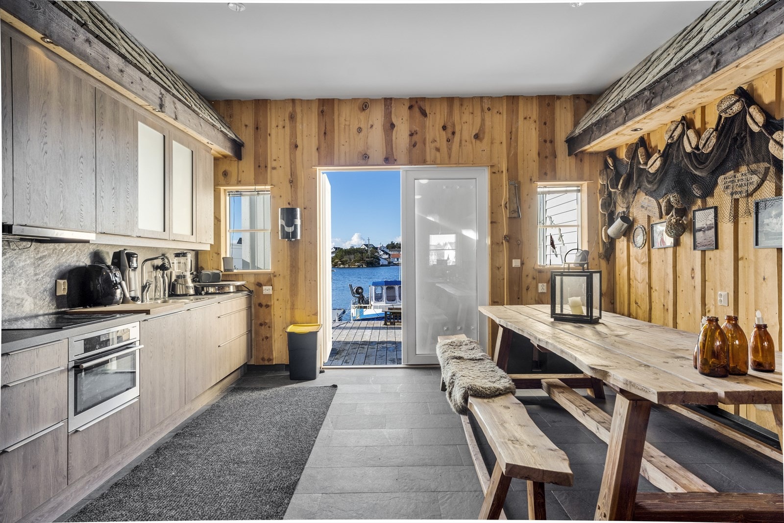 Det er lagt flotte fliser på gulvet (med sluk) Galleribilde