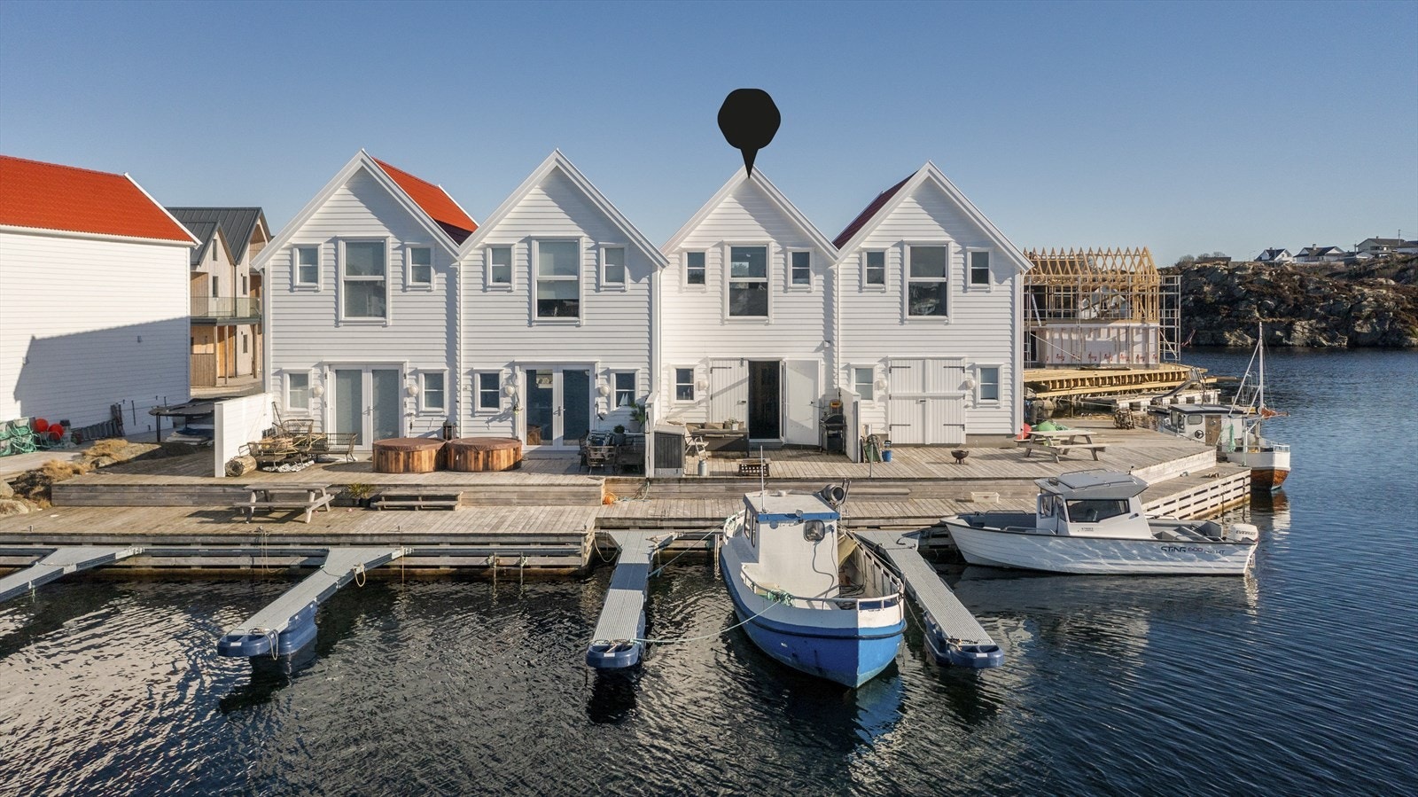 Fritidsboligen er oppført med bindingsverkskonstruksjon og liggende bordkledning Galleribilde