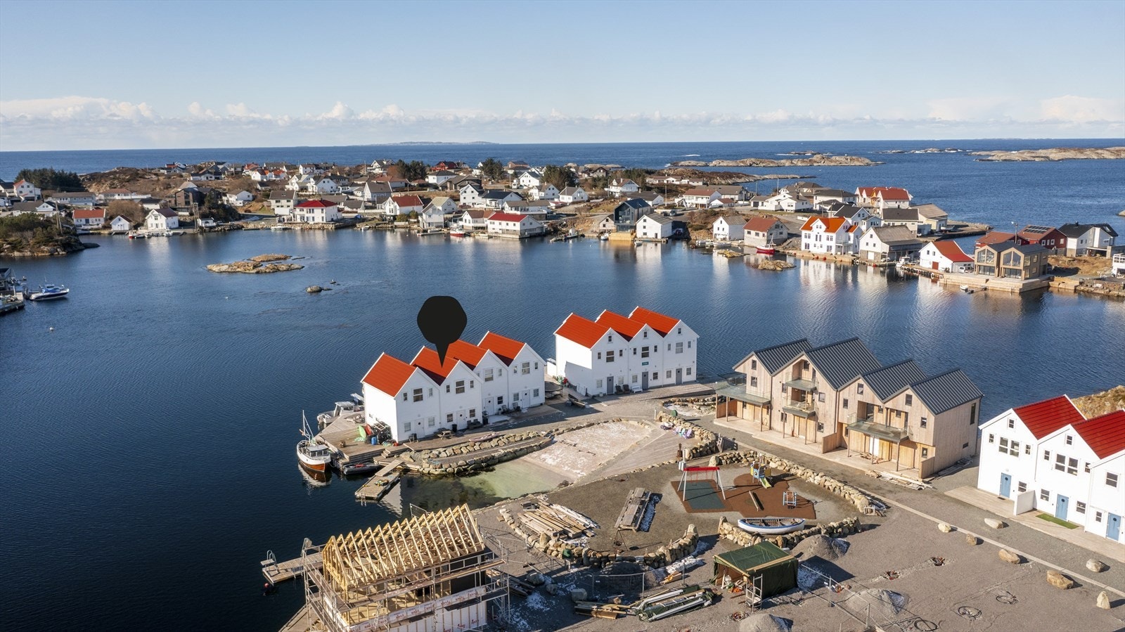 Felles eiet tomt med nydelige fellesområder med bl.a to herlige sandstrender (fin sand), lekeapparater, grillområde, felles badeflåte, stupebrett og rutsjebane i sjø Galleribilde