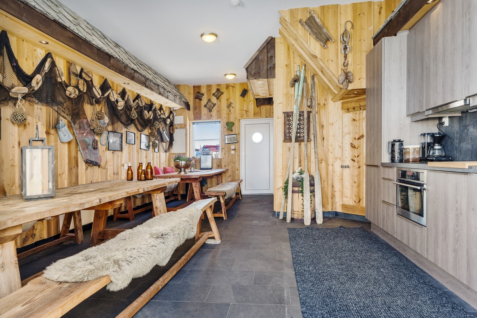 Den flotte fritidsboligen er innredet over to plan og har et stort kjøkken/allrom i 1. etasje Galleribilde