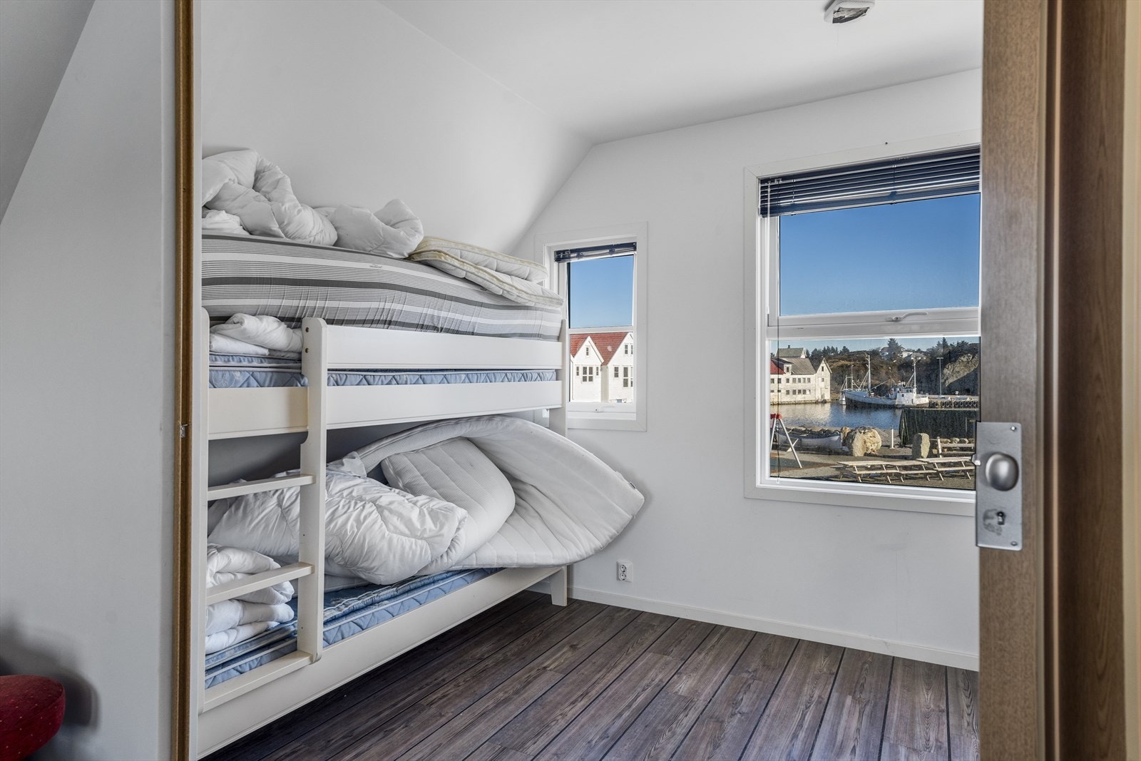 Romslig soverom i 2. etasje med køyeseng - alt som står i hytta på visningen medfølger i handelen Galleribilde