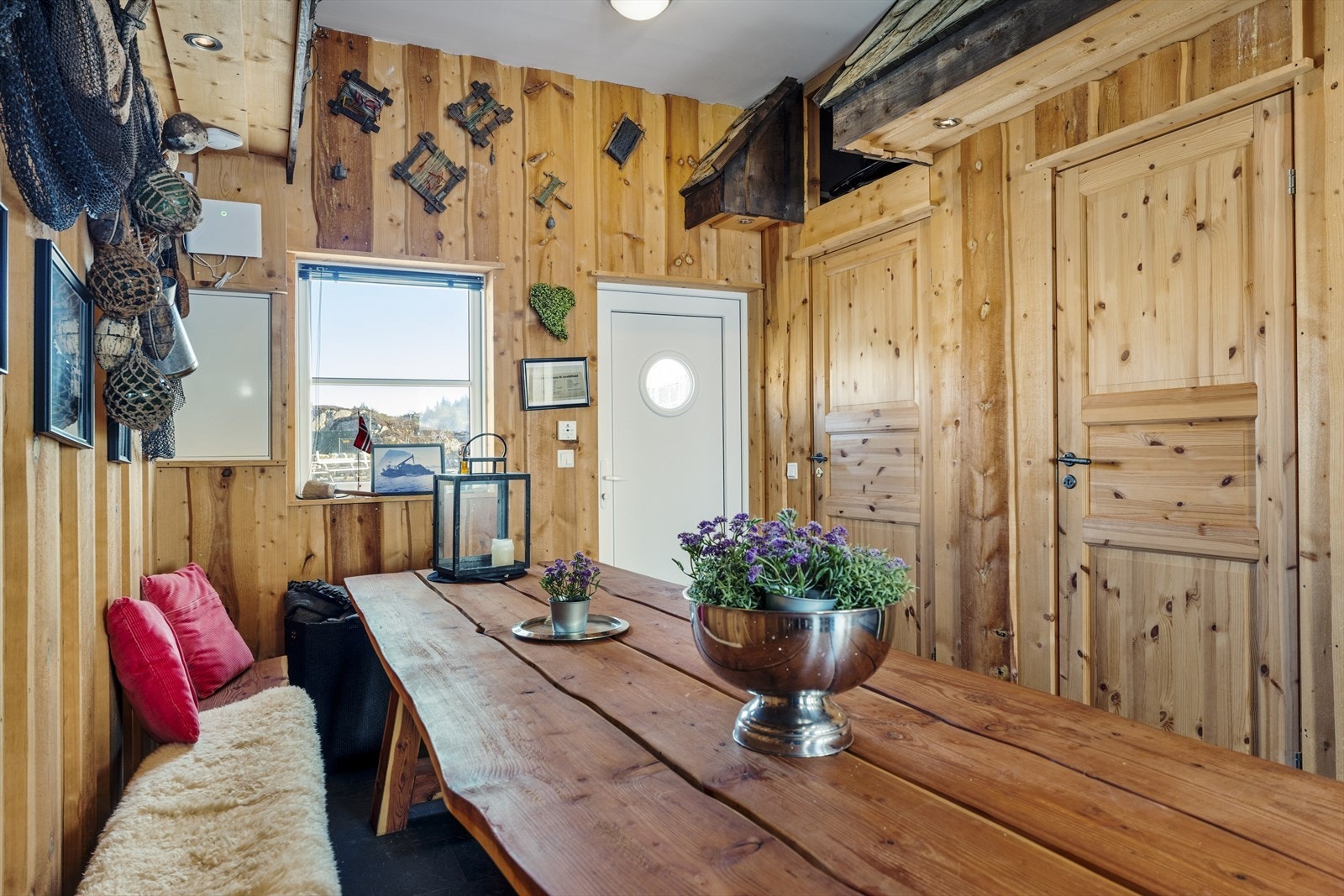 På veggene i 1. etasje er det satt opp villmarkspanel med 2-lags gips bak Galleribilde