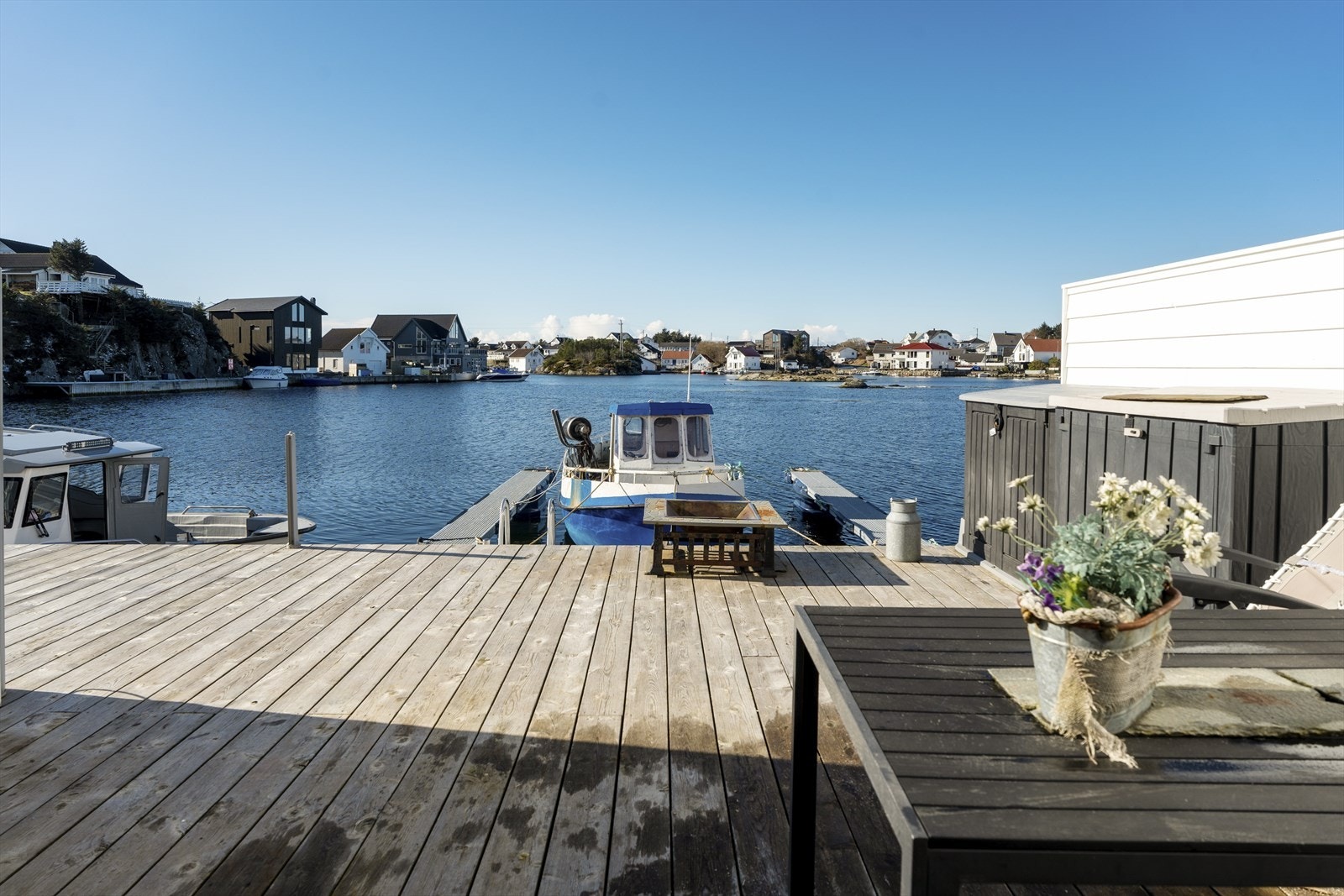 Sørvest vendt og solrik bygge med to utriggere Galleribilde