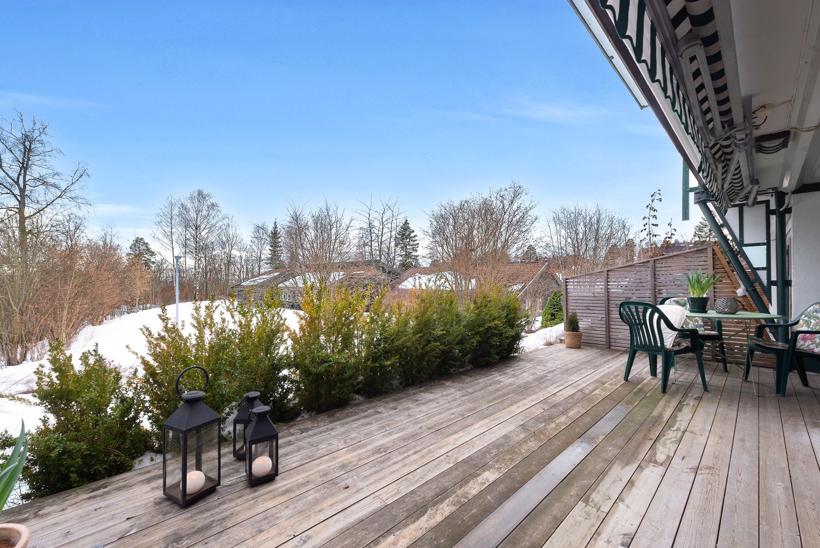 Terrassen er hele 20 kvm og har rikelig med plass til diverse utemøbler. Galleribilde