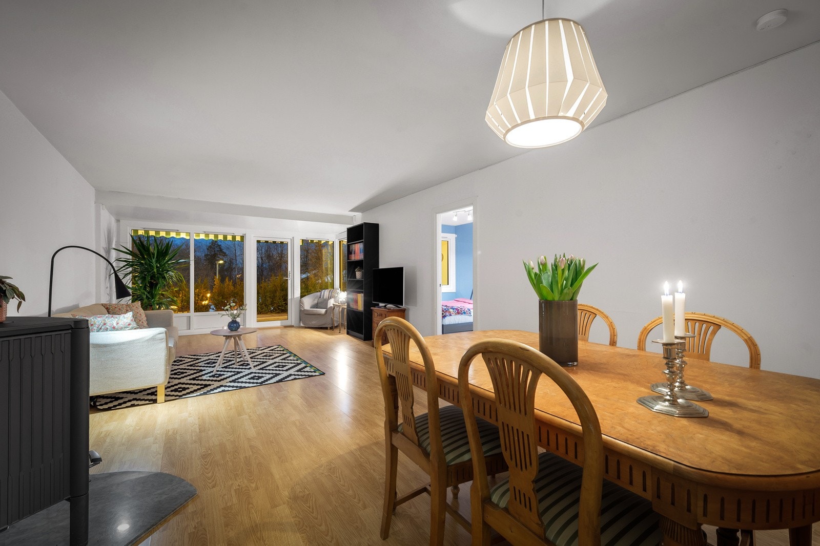 Hyggelig kveldsstemning i leiligheten. Galleribilde