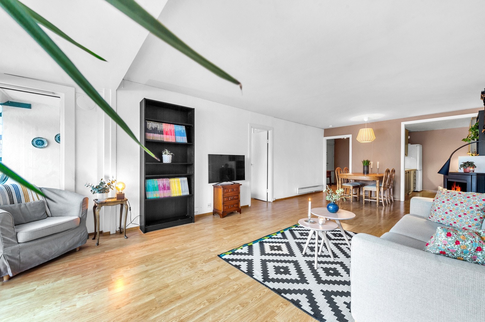 Leiligheten varmes opp med panelovner. Galleribilde