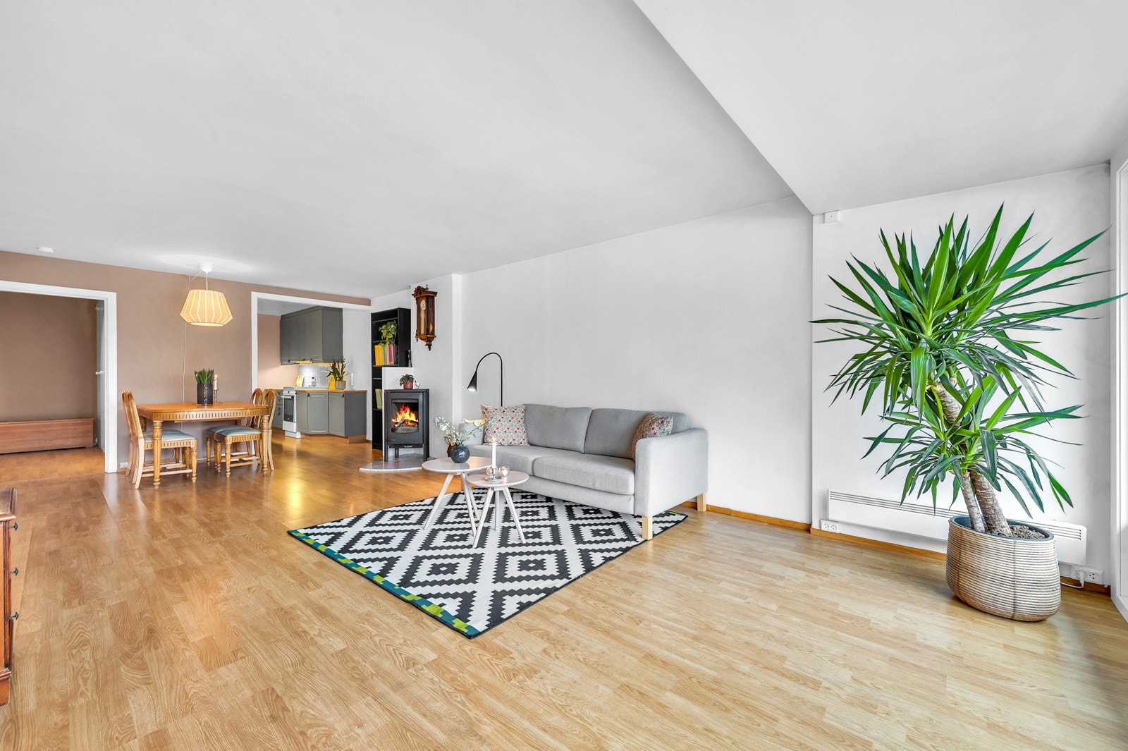 Gulvet er lagt med en laminat og veggene består hovedsaklig av malt strie. Galleribilde