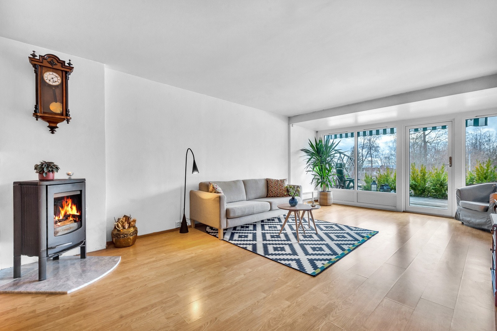 Leiligheten er romslig med gode lysforhold fra store vindusflater. Galleribilde