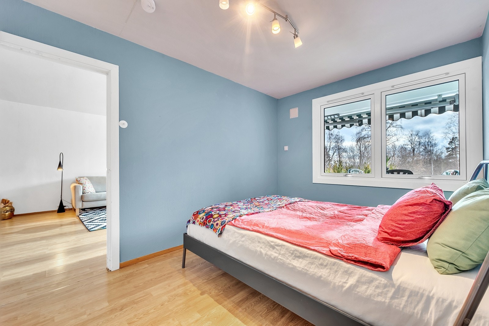 Soverommet har adkomst fra stuen. Godt med naturlig lys fra vinduet sørger for en god start på dagen. Galleribilde