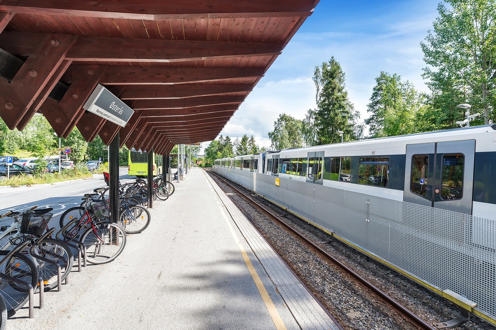 Østerås T-banestasjon ligger i underkant av 500 meter fra leiligheten. Fra Østerås til Majorstuen bruker man cirka 16 minutter. Galleribilde