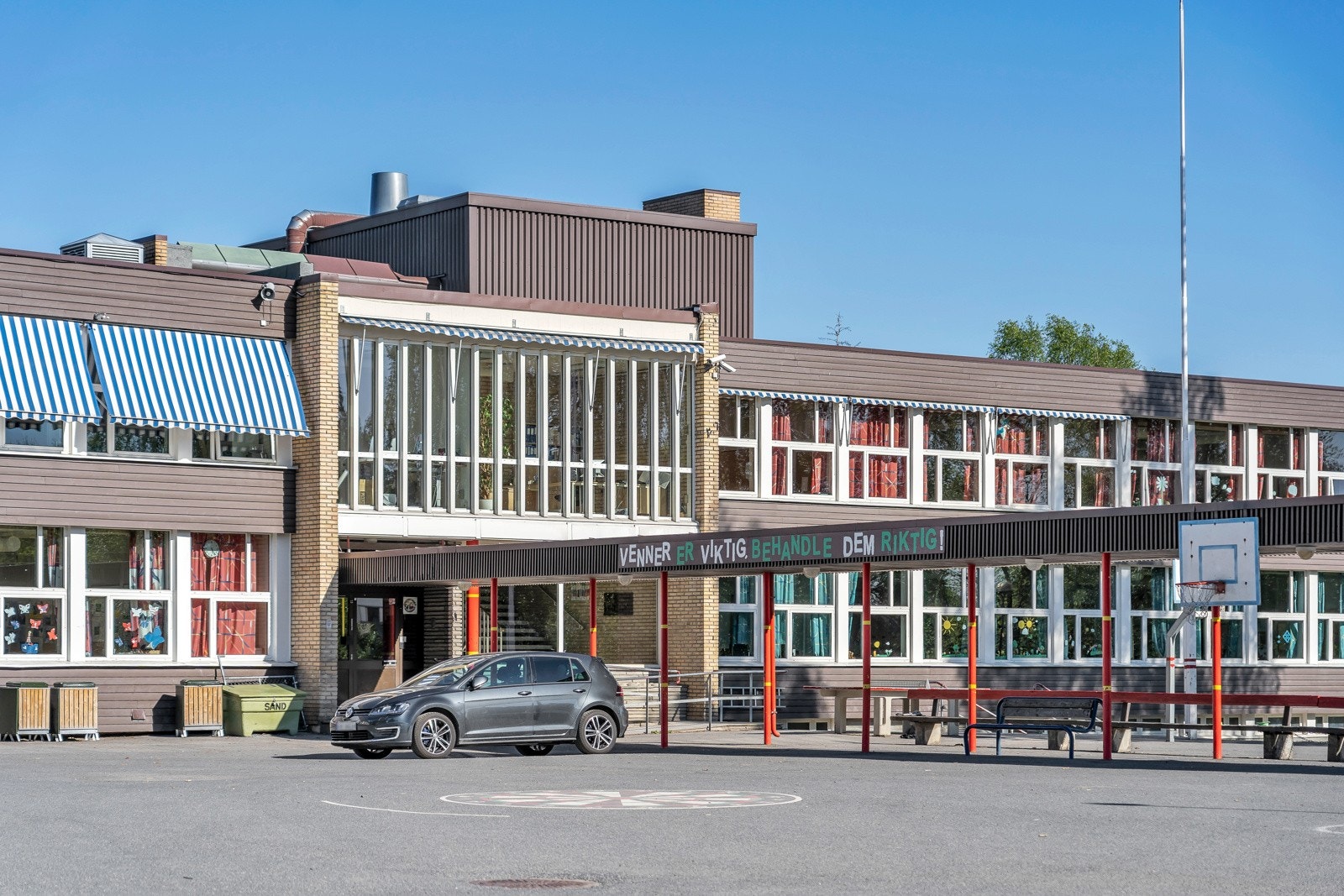 Eikeli Barneskole. Galleribilde