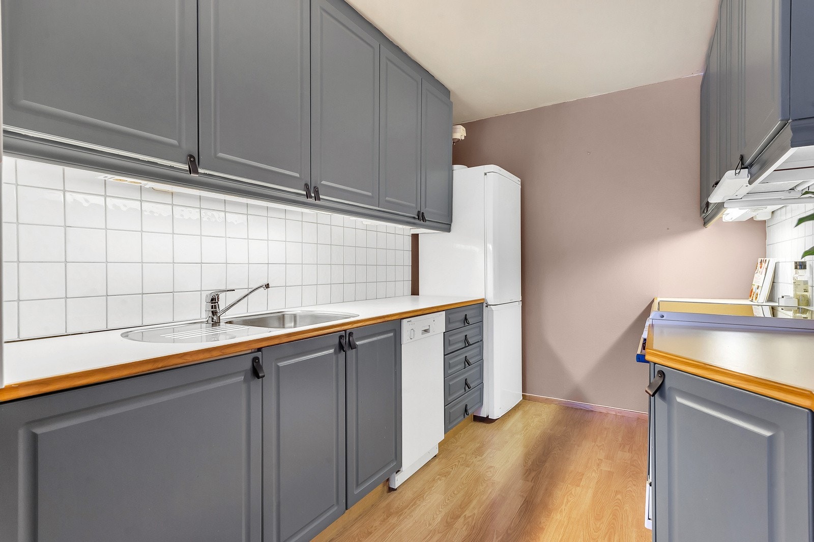 Kjøkkenet er av eldre standard, likevel velfungerende! Galleribilde