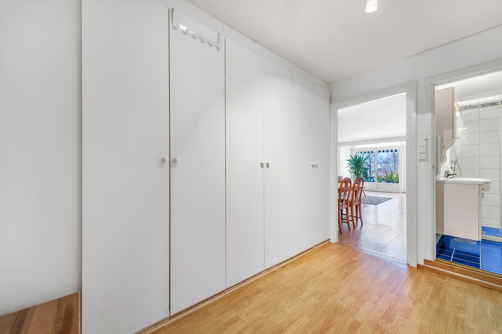 Entréen byr på rikelig med skapplass for yttertøy og sko. Galleribilde