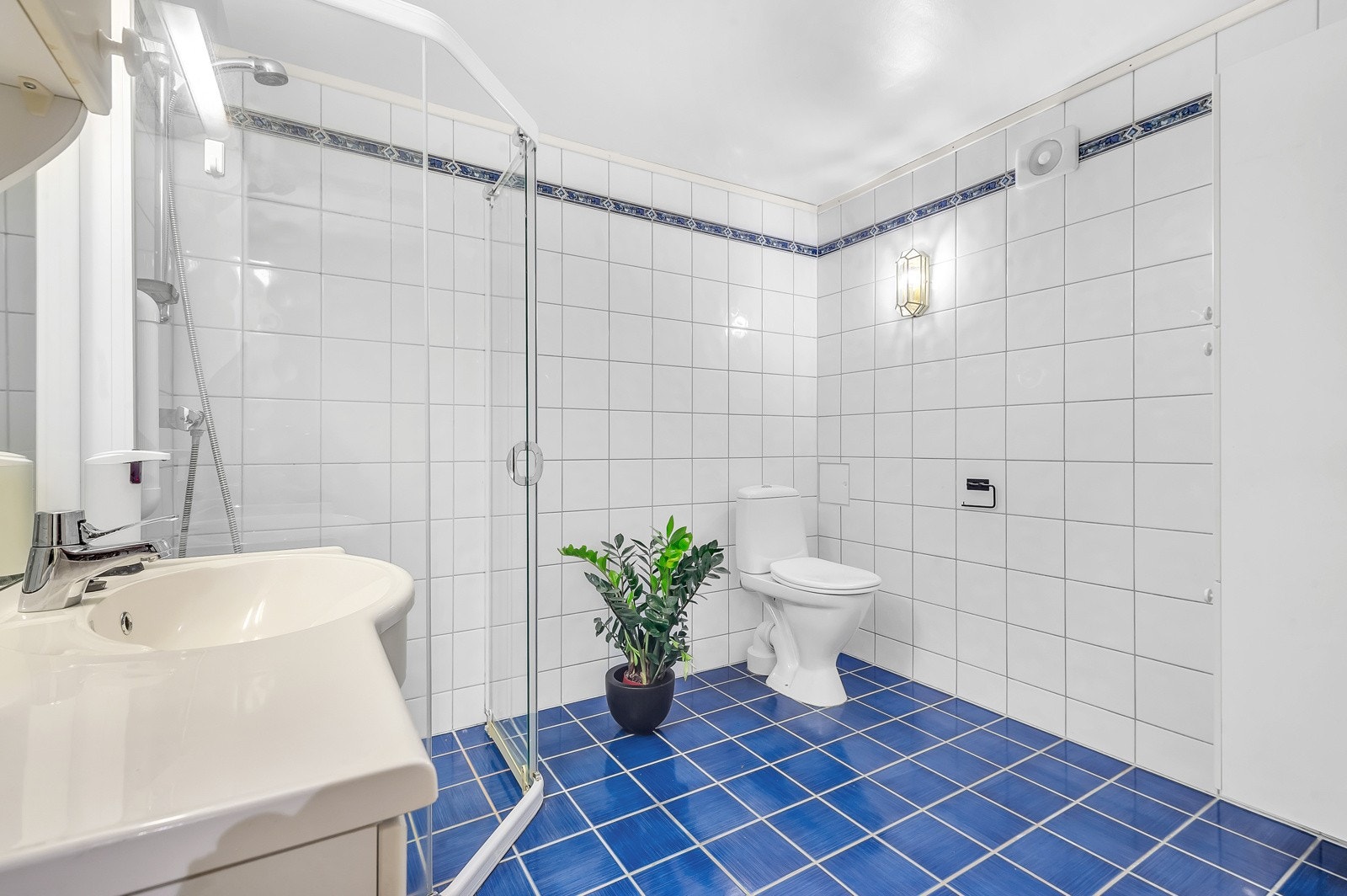 Bad antatt fra midten av 1990-tallet med fliser på vegger og gulv. Galleribilde