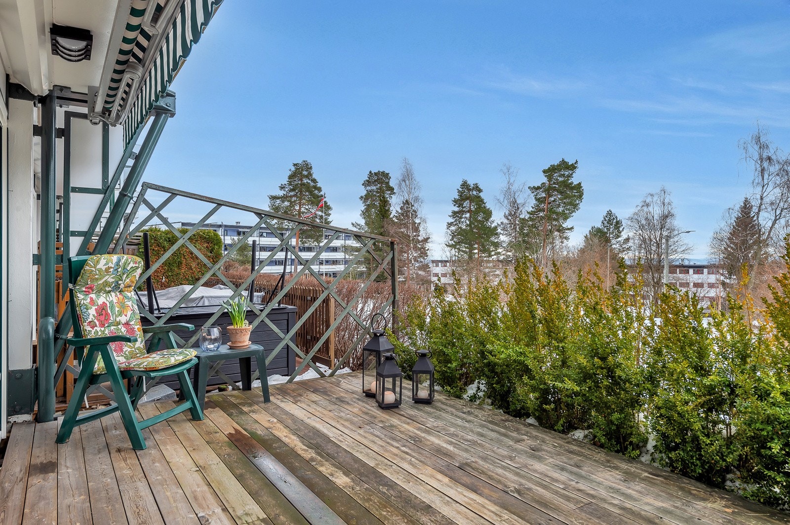 Med levegg i begge ender og frodig beplatning, er dere godt skjermet på uteplassen. Galleribilde