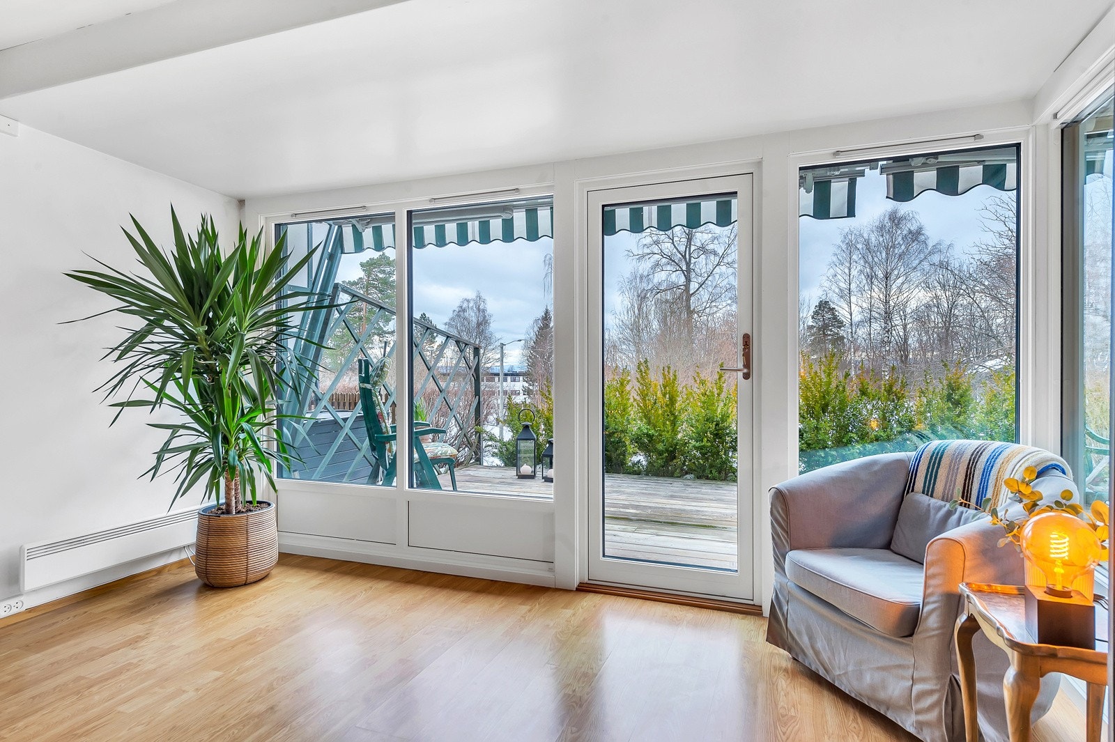 Direkte utgang til den nye uteplassen deres. Galleribilde