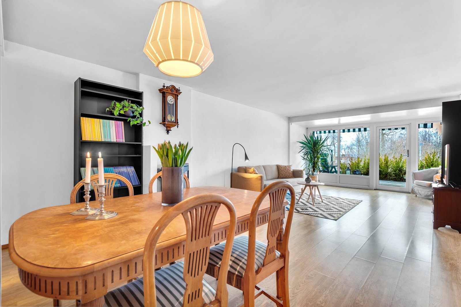 Oppholdsrommet er lyst og romslig med god plass til spiseplass, sofagruppe og det en måtte ønske. Galleribilde