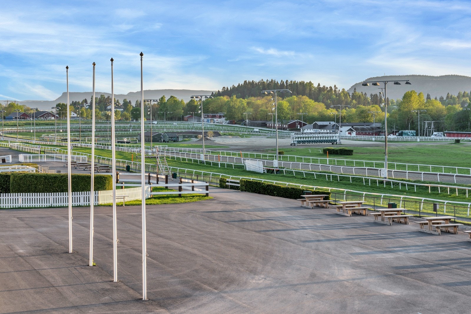 Øvrevoll galoppbane er Norges eneste galoppbane. Her arrangeres også Norsk Derby. Galleribilde