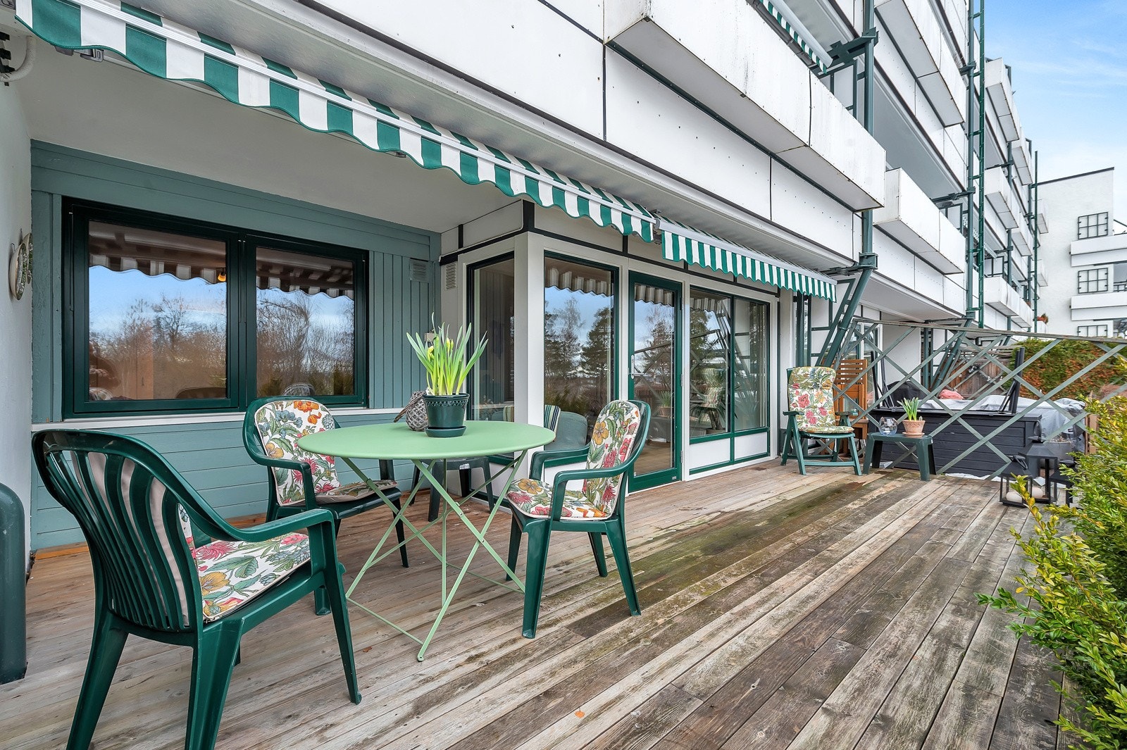 Det er montert utestikk, utelys og markise. Galleribilde