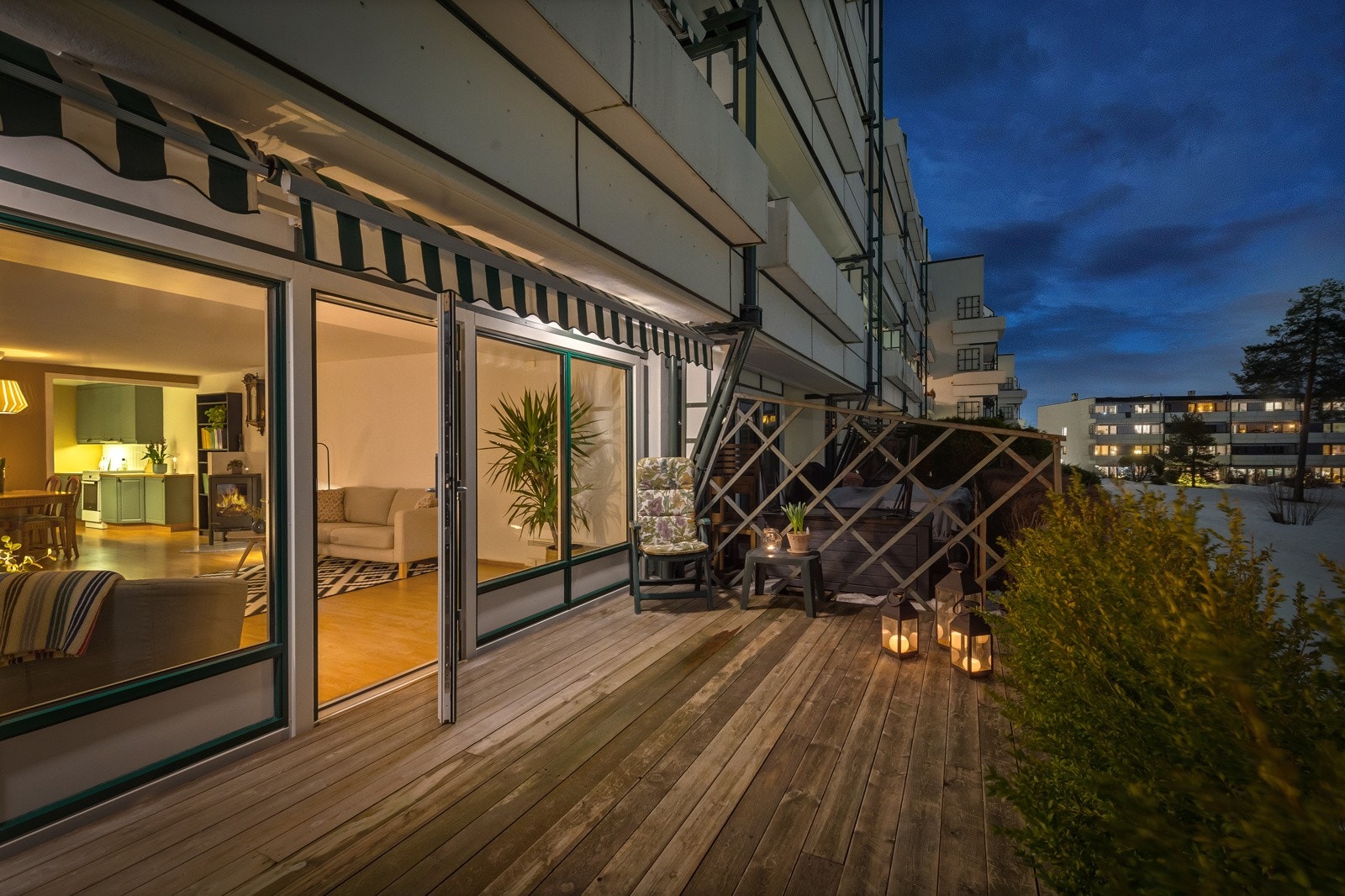 På vår- og sommerhalvåret vil dere garantert sette pris på den store terrassen. Galleribilde