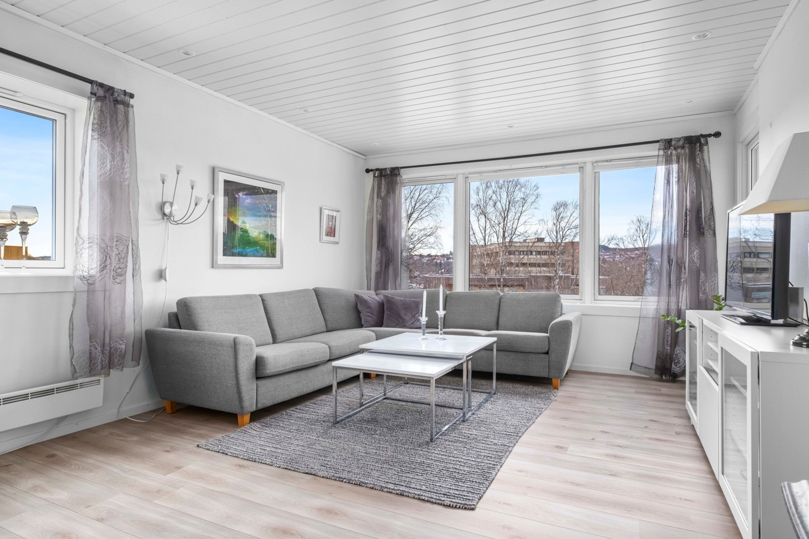 Store vindusflater slipper rikelig med naturlig lys inn. Galleribilde