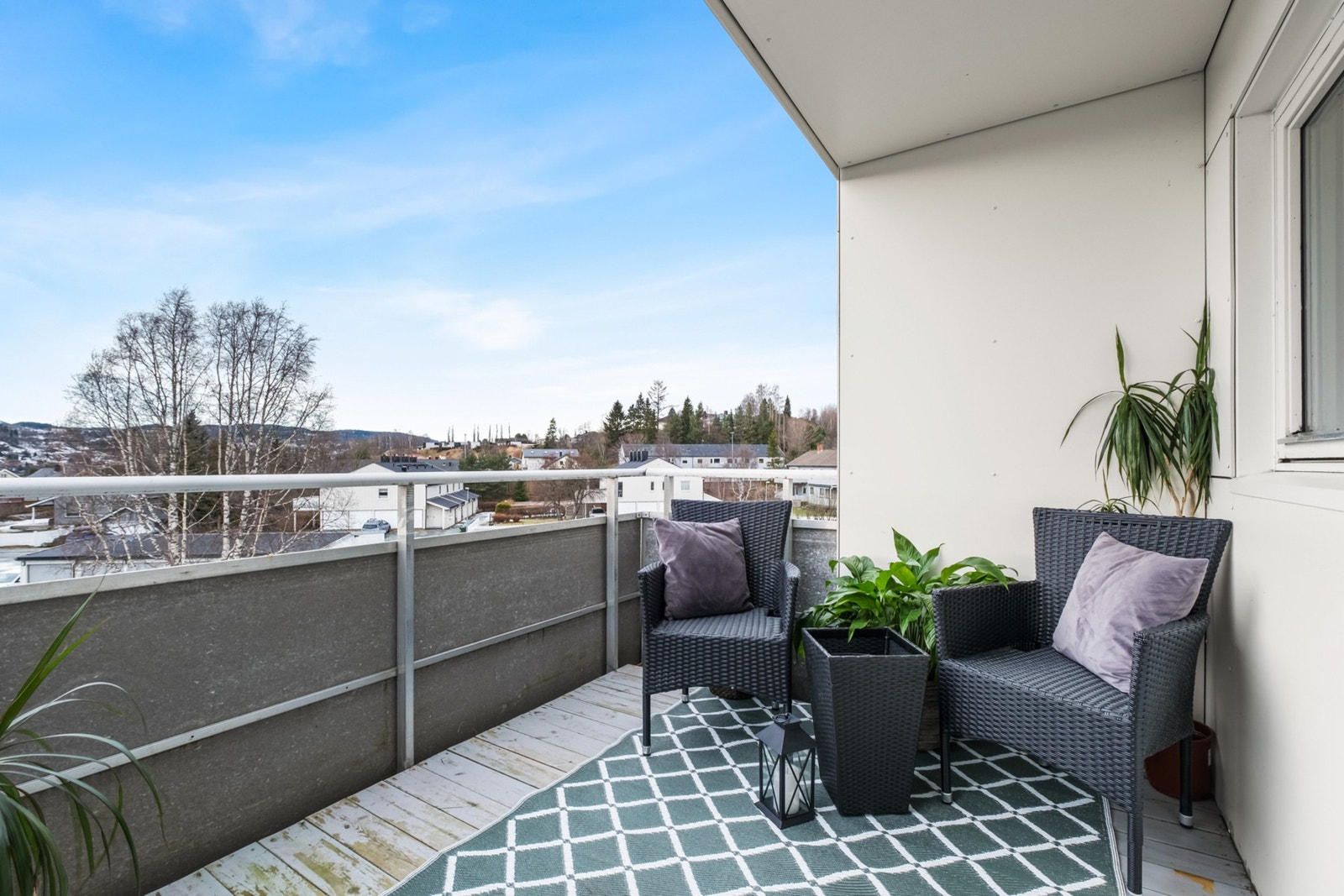 Vestvendt balkong med flott utsikt og gode solforhold. Her er det god plass til ønskelig møblement. Galleribilde